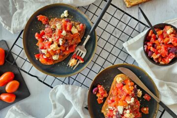 photo culinaire de bruschetta façon dakos aux poivrons grillés