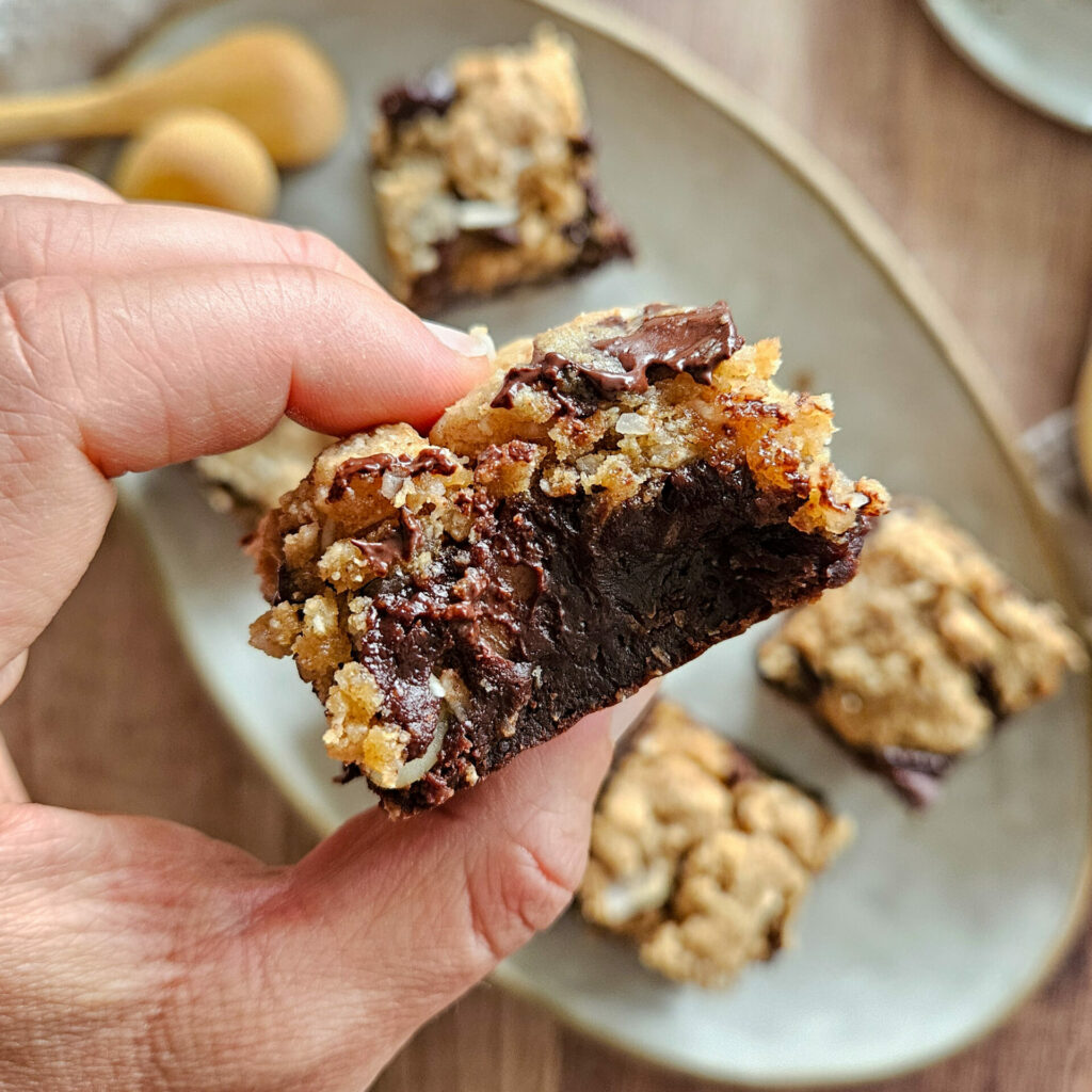 photo culinaire d'un brookie à la noix de coco avec des noix du Brésil et du chocolat noir, ultra fondant