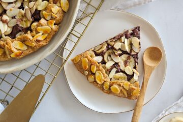 photo culinaire d'une tarte banane, chocolat et amandes effilées
