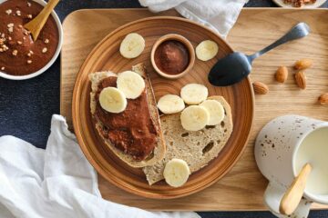 photo culinaire d'une pâte à tartiner chocolat et sarrasin à IG bas avec du pain au levain