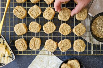 photo culinaire de sablés au fenouil et parmesan avec du beurre
