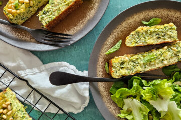 photo culinaire d'un kuku aux courgettes et halloumi avec des herbes et des pignons de pin