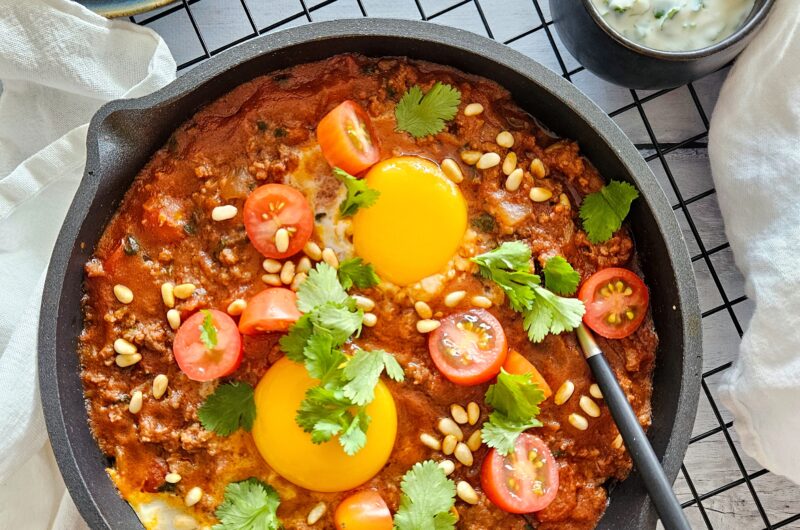 POÊLÉE D´AGNEAU HACHÉ AUX ÉPICES ET AUX OEUFS