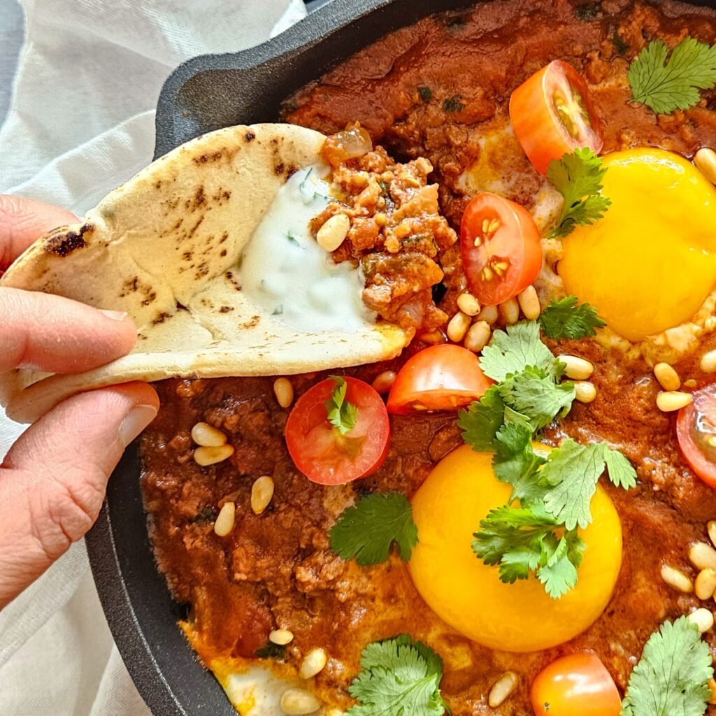 photo culinaire d'agneau haché aux épices et œufs avec du pain pita et du yaourt aux herbes