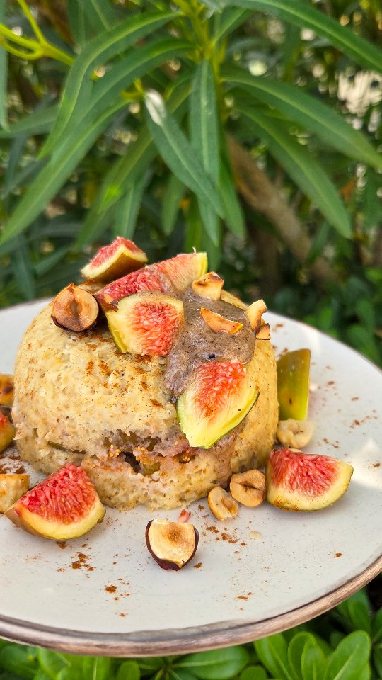 Un bowl cake qui met à l'honneur le fruit du moment... La figue ! Avec des notes de noisette, c'est vraiment un délice 🌰
Vous avez déjà essayé les bowl cakes pour le petit-déjeuner ? Chez moi, ça revient régulièrement le matin 😍

La liste des ingrédients est en bas de la publication et la recette complète est disponible sur mon site healthyliciouus dans la rubrique "petit-déjeuner" (lien direct vers le site dans ma bio @healthyliciouus ).

Vous trouverez aussi sur mon site tous mes ebooks disponibles, avec des recettes inédites bien sûr ! 😋
Mon livre Healthy & Happy IG bas est disponible en ligne et en librairie 📙

Les ingrédients pour 1 bowl cake (1 personne) :
• 100g de compote de pommes sans sucre ajouté
• 1 c à c de purée de noisette (environ 10g)
• 1 oeuf
• 70g de skyr ou de yaourt nature
• 30g de flocons d’avoine
• 10g de son d’avoine
• 1 c à c de poudre à lever
• 2 figues
• 5 noisettes
• un peu de cannelle

#healthyfood #igbas #breakfast #recettefacile