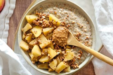 photo culinaire d'un pudding de chia au praliné de sarrasin avec des pommes cuites