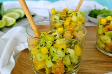 photo culinaire d'un tartare de crevettes à l'avocat, mangue et concombre avec des saveurs asiatiques