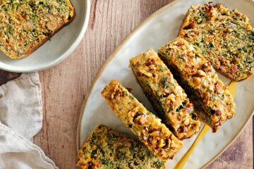 photo culinaire d'un cake au chou kale, tomates séchées et noisettes avec du parmesan