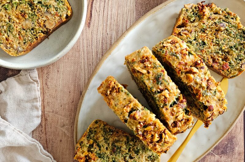 CAKE AU CHOU KALE, TOMATES SÉCHÉES ET NOISETTES