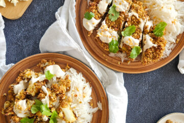 photo culinaire de chou-fleur pané aux cacahuètes et épices cajun servi avec du riz basmati et une sauce crémeuse à la purée de cacahuètes