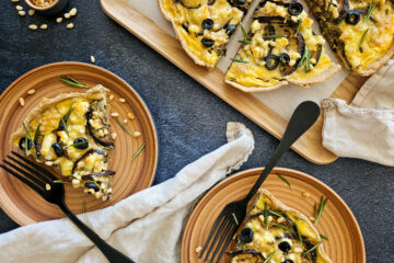 photo culinaire d'une quiche aux aubergines, feta, pignons et olives noires avec du romarin