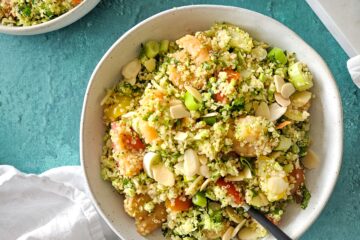 taboulé de brocoli et quinoa aux crevettes avec des tomates, des petits oignons, des herbes et des amandes