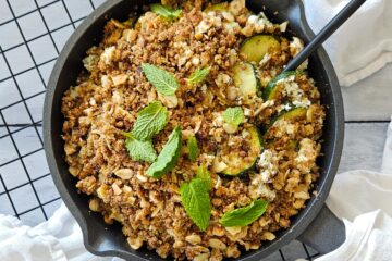 photo culinaire d'un crumble de courgettes à la ricotta, menthe et amandes