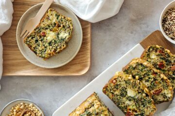 photo culinaire d'un cake au quinoa, épinards, feta et tomates séchées avec des pignons de pin