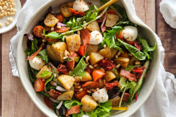 photo culinaire d'une salade de pommes de terre sautées au chorizo et mozzarella