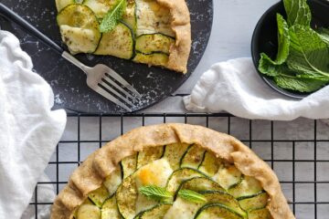 photo culinaire d'une tarte au thon, courgettes et halloumi avec du zaatar et de la menthe