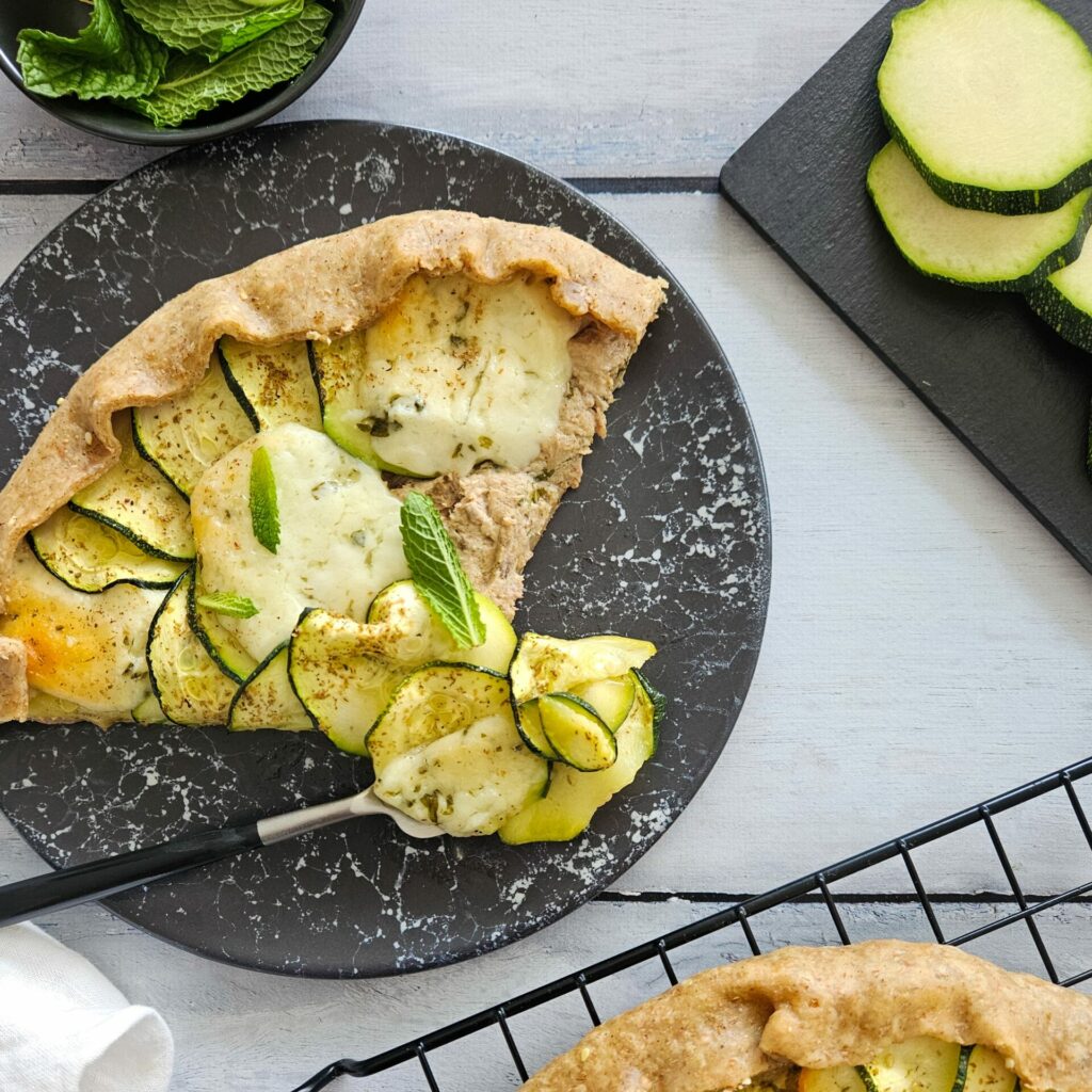 photo culinaire d'une tarte au thon, courgettes et halloumi avec du zaatar et de la menthe