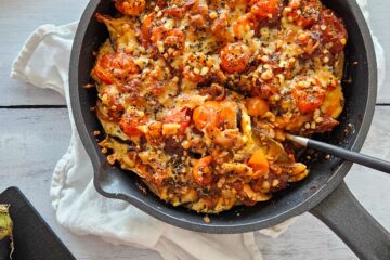 photo culinaire d'un gratin d'aubergines et tomates à la mozzarella avec de l'origan