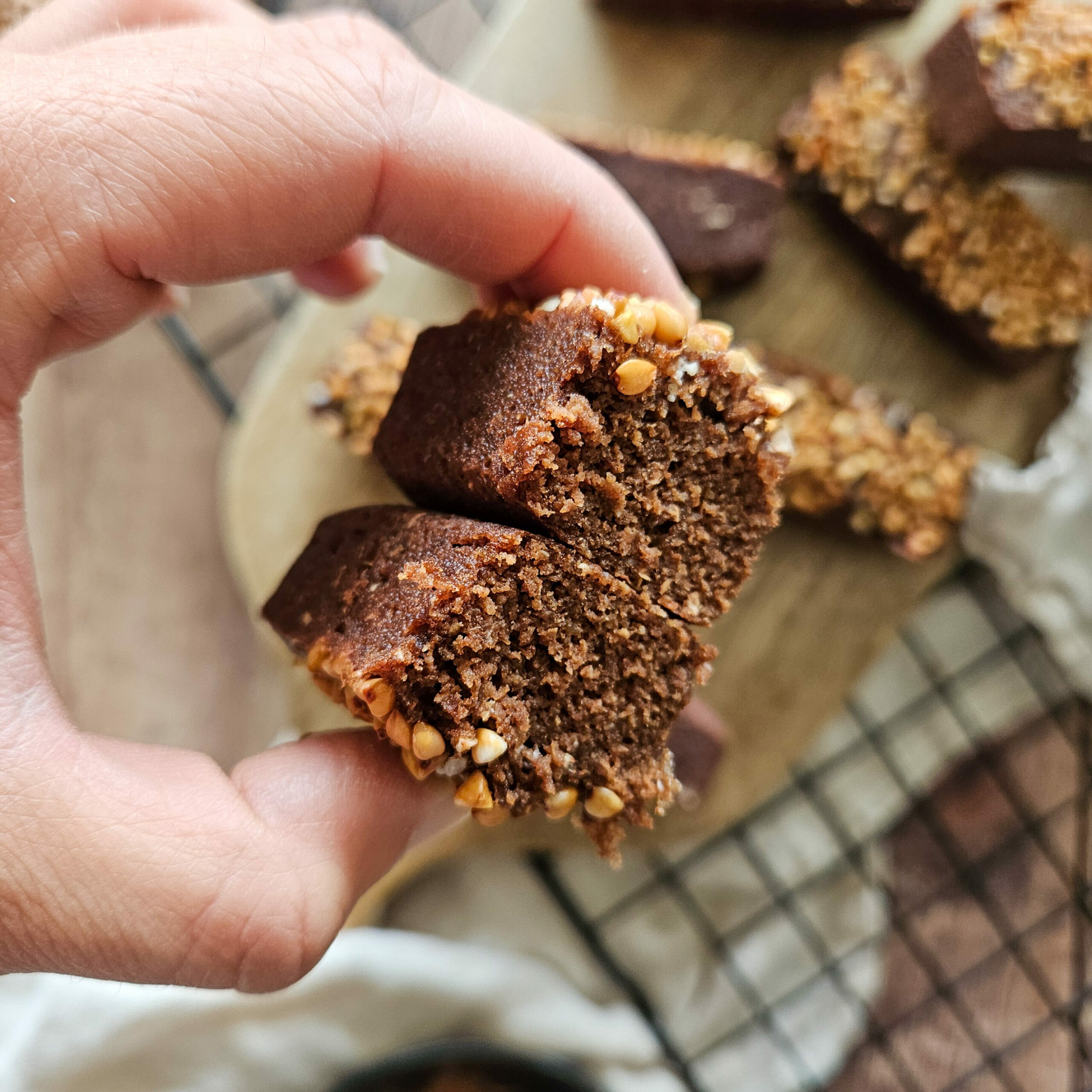 photo culinaire de l'intérieur de gâteaux façon financiers au chocolat et sarrasin avec du kasha