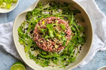 photo culinaire d'un tartare de bœuf au nori, citronnelle et quinoa croquant avec de la roquette