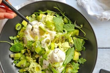 photo culinaire de burrata au kiwi, avocat et citronnelle avec des feuilles de menthe et une crème d'avocat citronnée.