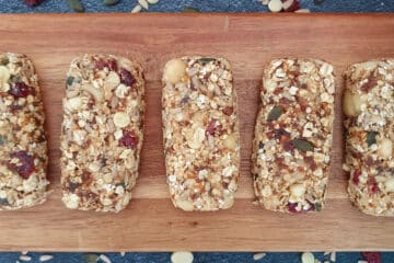 photo culinaire d'une recette de barres de céréales chocolat blanc, macadamia, cranberries avec une base d'abricots secs