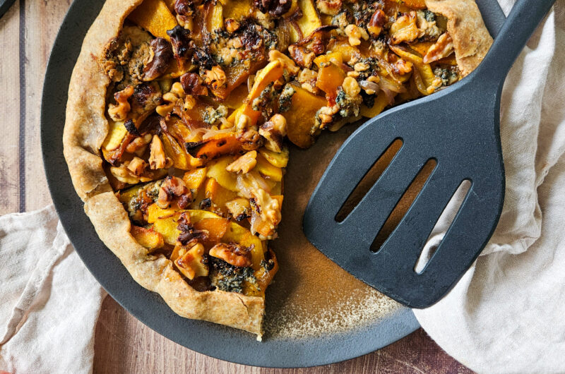 TARTE À LA COURGE, POMME, ROQUEFORT ET NOIX