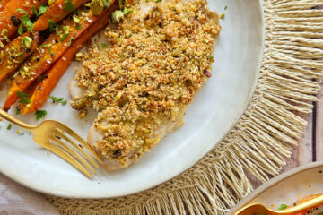 photo culinaire d'un poisson en croûte de pistaches et parmesan avec de la chapelure panko et de la moutarde