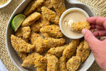photo culinaire de bâtonnets de poulet croustillant à la cacahuète et sauce à la cacahuète