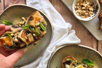 photo culinaire de tartines aux champignons et halloumi avec une base de sauce verte persil menthe pignons de pin et citron.