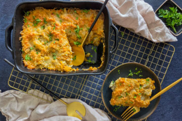photo culinaire d'un gratin de chou-fleur et patate douce avec une béchamel à IG bas, du gruyère et du persil