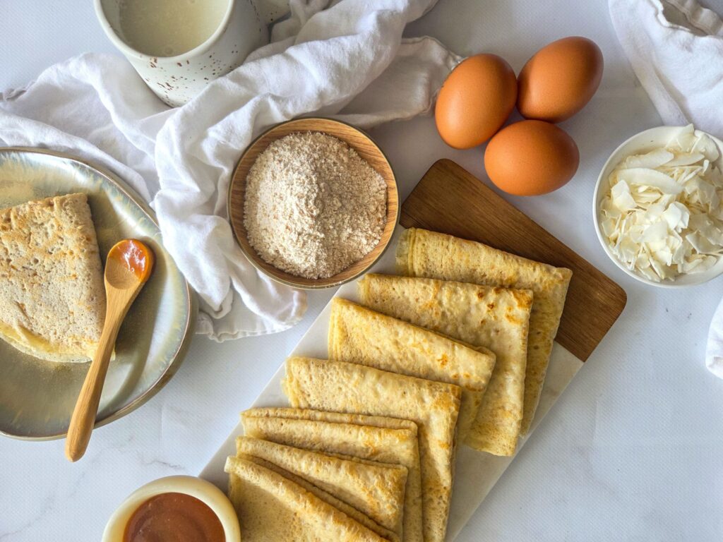 photo culinaire de crêpes moelleuses au lait de coco avec de la farine T110 et servi avec un caramel au miso