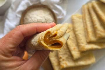photo culinaire de près d'une crêpe moelleuse au lait de coco garni avec un caramel au miso
