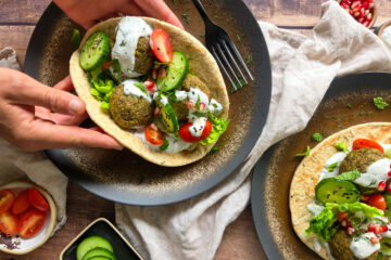 photo culinaire de pita aux boulettes végétales de champignons et lentilles avec une sauce yaourt au sumac et citron, crudités