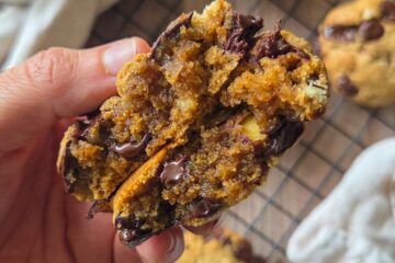 photo culinaire d'un cookie moelleux choco-noisettes à IG bas avec des noisettes et du chocolat noir