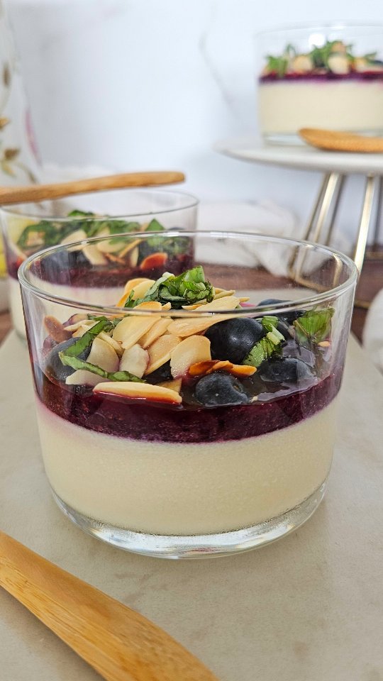 La collation ou le dessert parfait quand il fait chaud ☀️ Une base de panna cotta au basilic et au citron et par-dessus un coulis de myrtilles et des amandes croquantes pour finir... Résultat, une recette fraîche 💦, légère et gourmande 😋.
Et vous, quel est votre collation préférée quand les températures grimpent ? 🥵 

Je vous partage la liste des ingrédients en bas de la publication et la recette complète est disponible sur mon site healthyliciouus dans la rubrique "desserts fruités" (lien direct vers le site dans ma bio @healthyliciouus ). 

Vous trouverez aussi sur mon site tous mes ebooks disponibles, avec des recettes inédites bien sûr ! 😋
Mon livre Healthy & Happy IG bas est disponible en ligne et en librairie 📙 

Les ingrédients pour 6 panna cotta :
• 40cl de boisson végétale de soja sans sucre ajouté
• 20cl de crème de soja
• 25g de sirop d’agave + un peu pour le coulis si les myrtilles ne sont pas très sucrées
• 2 citrons verts
• une vingtaine de feuilles de basilic
• 2g d’agar agar
• 250g de myrtilles + quelques-unes pour décorer
• 1 poignée d’amandes effilées

#healthyfood #igbas #summer #mieuxmanger