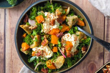 photo culinaire d'une panzanella d'hiver au chou kale et courge rôtie avec des noix de pécan caramélisées et de la stracciatella