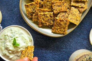 photo culinaire de crackers au fromage présentés avec un tzatzíki
