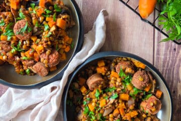photo culinaire de lentilles aux saucisses avec carottes et champignons et du persil ciselé