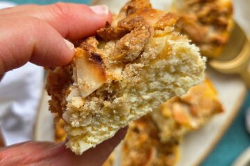 photo culinaire d'un fondant au citron et croustillant coco avec des chips de coco et amandes effilées