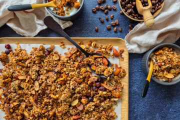 photo culinaire d'un granola au café et noix de coco avec des chips de coco, des amandes, des noisettes et des graines
