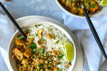 photo culinaire d'un dahl de lentilles vertes à la patate douce et aux carottes avec des noix de cajou et du citron vert