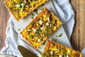 photo culinaire de quiche aux asperges, pistaches et feta avec de la menthe et de l'origan, option chorizo