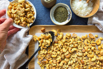 photo culinaire de noix de cajou à la truffe, pecorino et origan avec des noix de macadamia et des cacahuètes