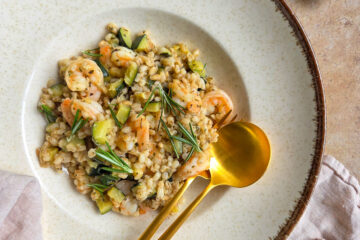 photo culinaire d'orge aux courgettes, crevettes et citron avec du pecorino et du romarin