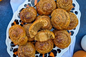 photo culinaire de brioches roulées au tahini avec des graines de sésame