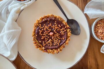 photo culinaire d'une tarte granola chocolat et sarrasin avec du chocolat noir, du kasha et des noisettes