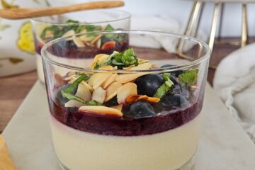 photo culinaire de panna cotta citron-basilic, coulis de myrtilles et amandes avec du citron et du citron vert et des amandes effilées