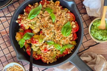 photo culinaire d'un crumble de tomates cerises et courgettes au pesto de basilic avec des pignons de pin