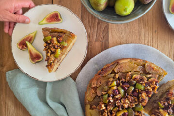 photo culinaire d'un gâteau renversé aux figues, noix et noisettes avec un topping de noix, noisettes et figues caramélisées